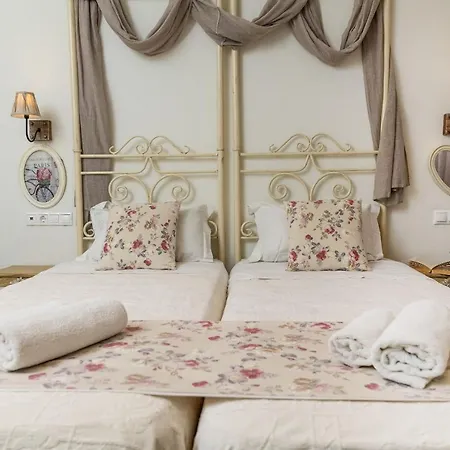 Naxos Petite 3*
