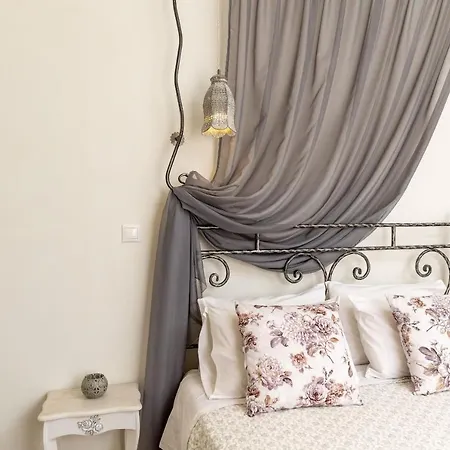 Naxos Petite 3*