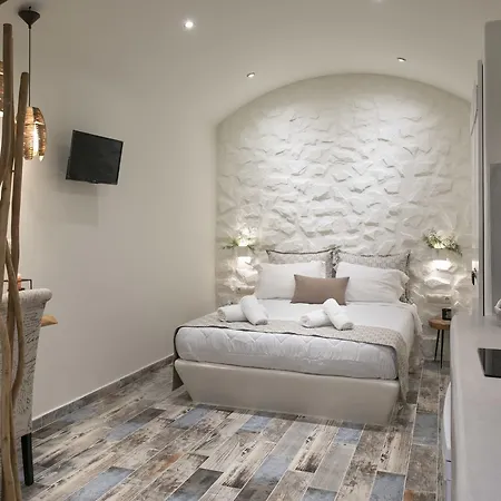 Naxos Petite 3*